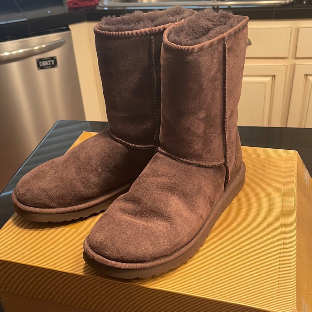 Ladies Short Chocolate Ugh-Size 9